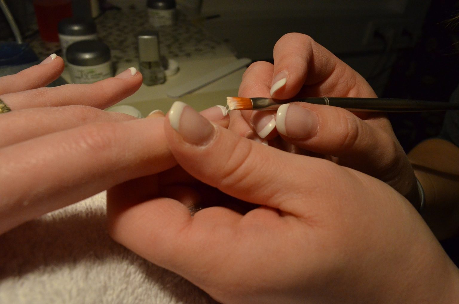 Comment appliquer parfaitement le vernis ongle en gel un guide tape par tape