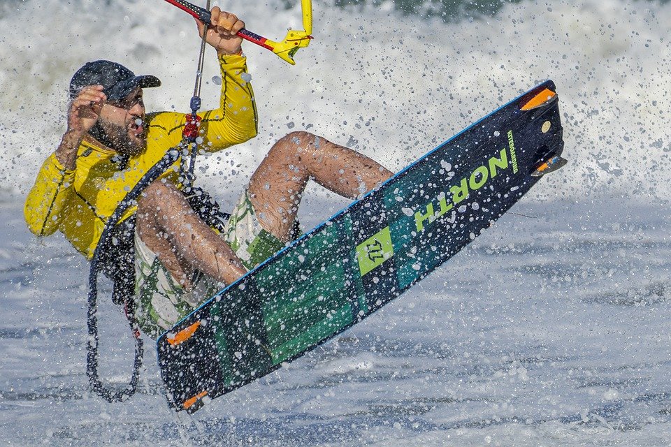 homme jouant au kit surf